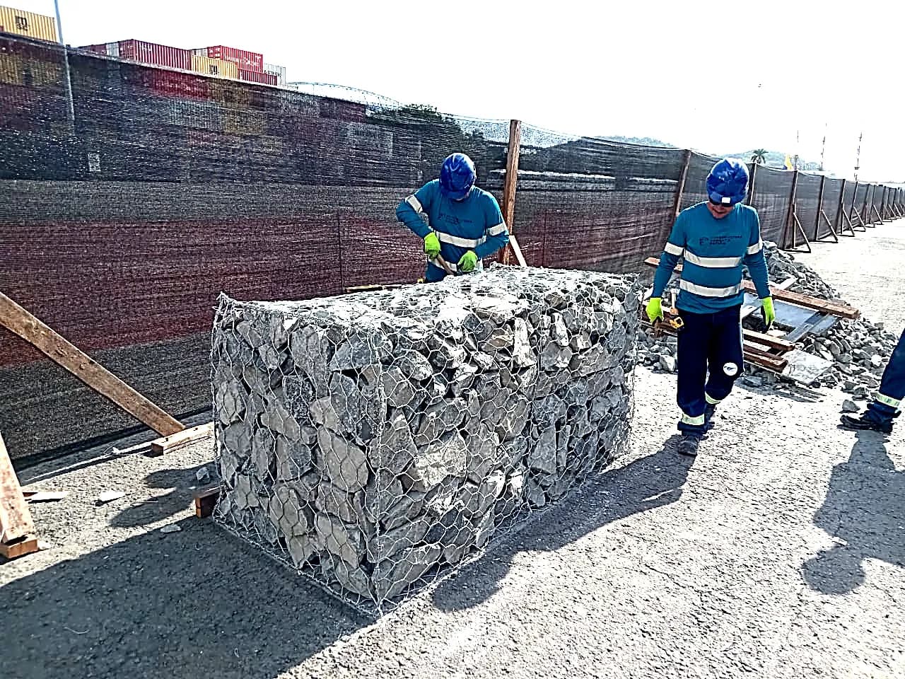 Reparación de fuga de material de relleno detrás del Atraque 7